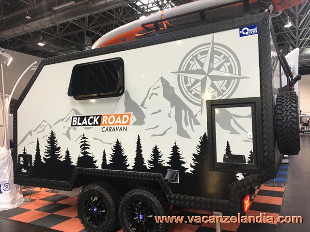 veicolo black road caravan