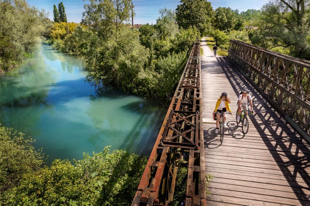 Treviso Ostiglia cicloturisti sul ponte bailey sul fiume sile