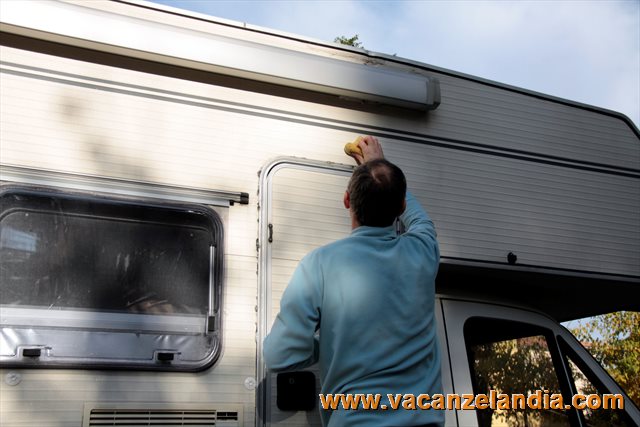 Plafoniera Led Esterno Camper : Riparazione crepa parete camper e montaggio luce esterna porta