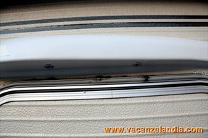 riparazione crepa parete camper montaggio luce esterna led 29