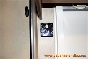 riparazione crepa parete camper montaggio luce esterna led 32