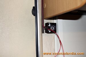 riparazione crepa parete camper montaggio luce esterna led 34