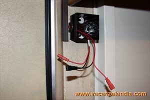 riparazione crepa parete camper montaggio luce esterna led 35