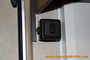 riparazione crepa parete camper montaggio luce esterna led 37