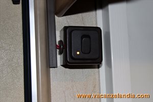 riparazione crepa parete camper montaggio luce esterna led 38