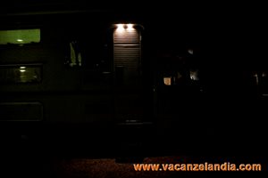 riparazione crepa parete camper montaggio luce esterna led 41