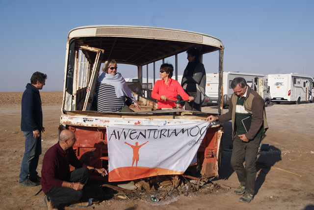 tunisia Chott el Jerid bus abbandonato